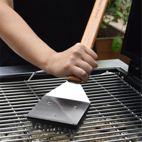 Tr&auml;handtag grillborste med skrapa