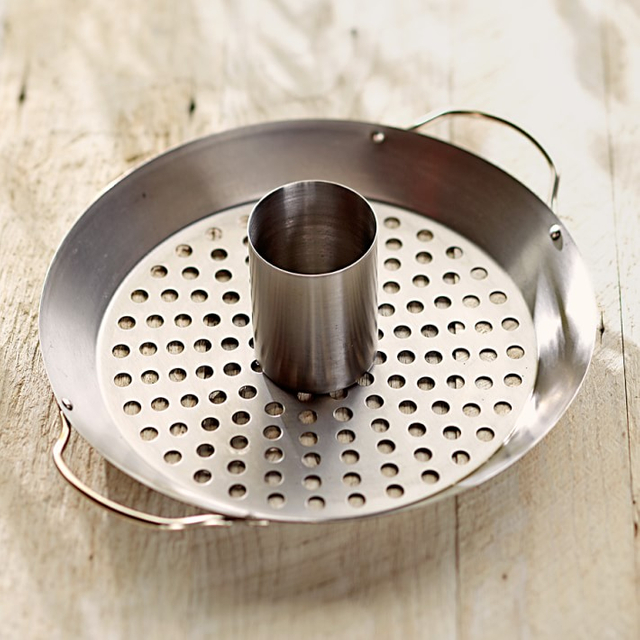 Ruostumattomasta ter&auml;ksest&auml; valmistettu py&ouml;re&auml; broilerin grilliritil&auml;